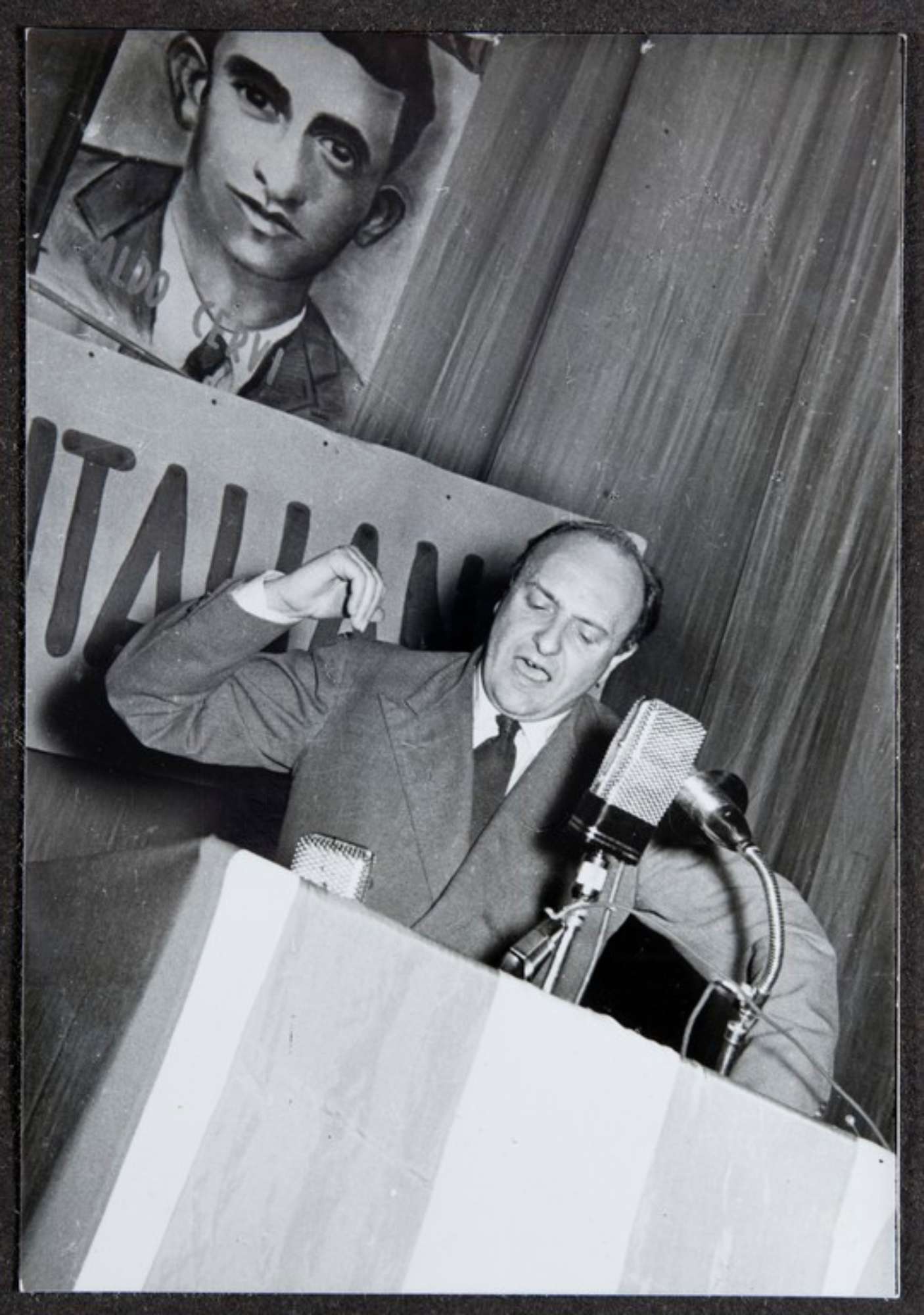 Reggio Emilia, 1955, Teatro Valli, Festeggiamenti per l'80° di Alcide Cervi. Parla Mario Alicata, responsabile nazionale della commissione cultura del PCI.